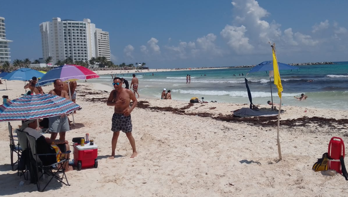 Turistas extranjeros y mexicanos abarrotan Paya Gaviota Azul en Cancún: VIDEO