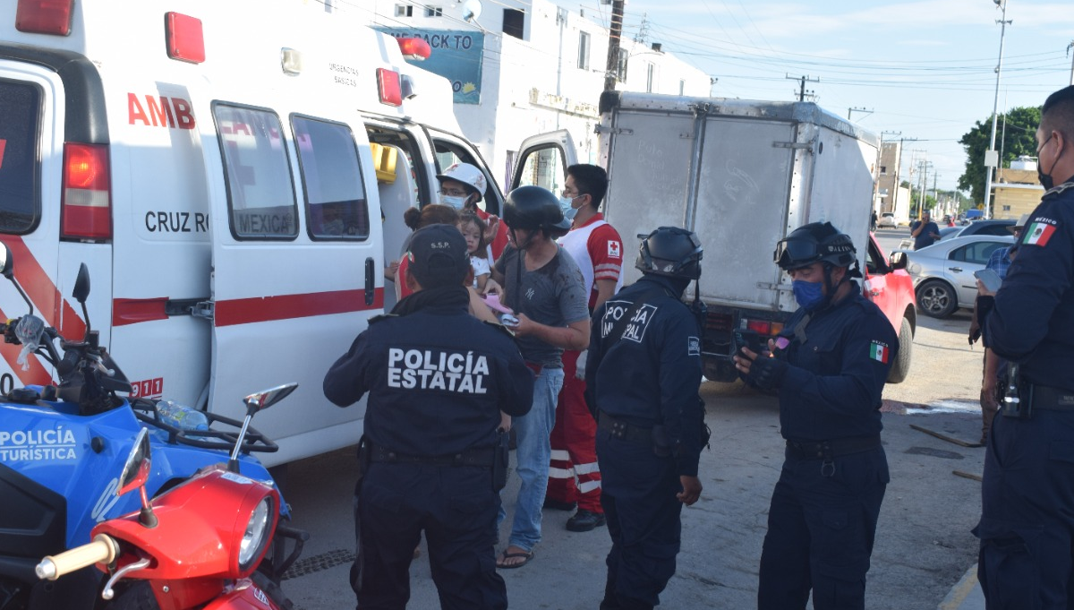 Familia a bordo de una motocicleta sufre un accidente en Progreso; no llevaban protección