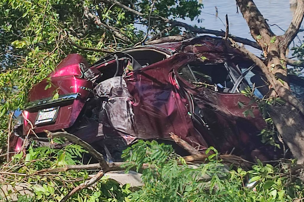 Conductor pierde el control y se impacta contra un poste de concreto en Ciudad del Carmen