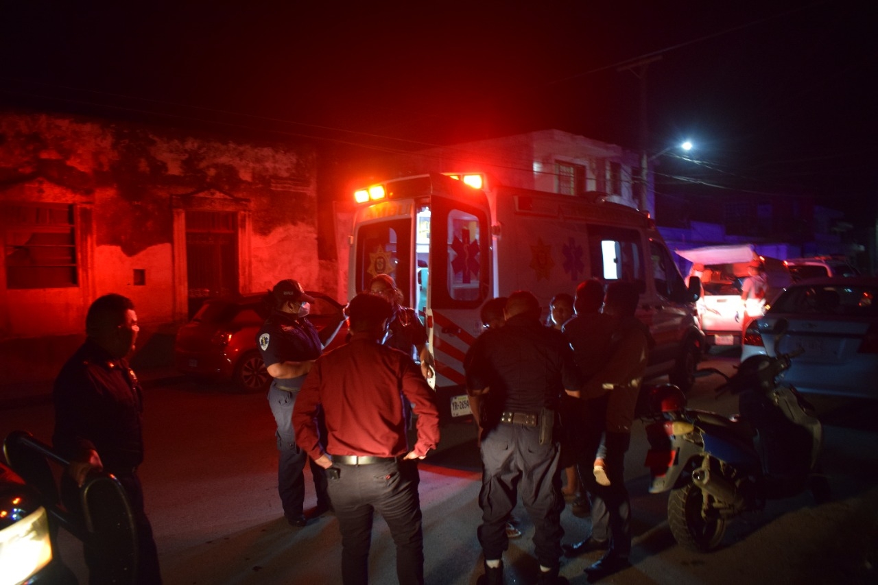 La mujer fue llevada a un hospital por paramédicos de la Cruz Roja