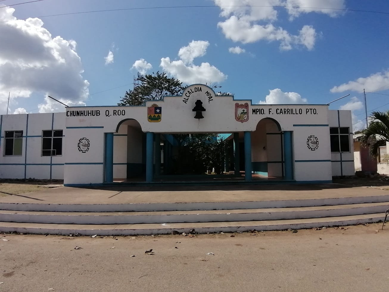 Los policías acudieron a la Escuela Telesecundaria 'Emiliano Zapata' para revisar el reporte de un ataque armado en Chunhuhub