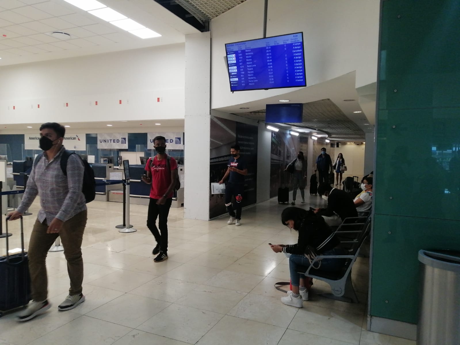 VivaAerobus deja varados a 166 pasajeros del vuelo CDMX-Mérida