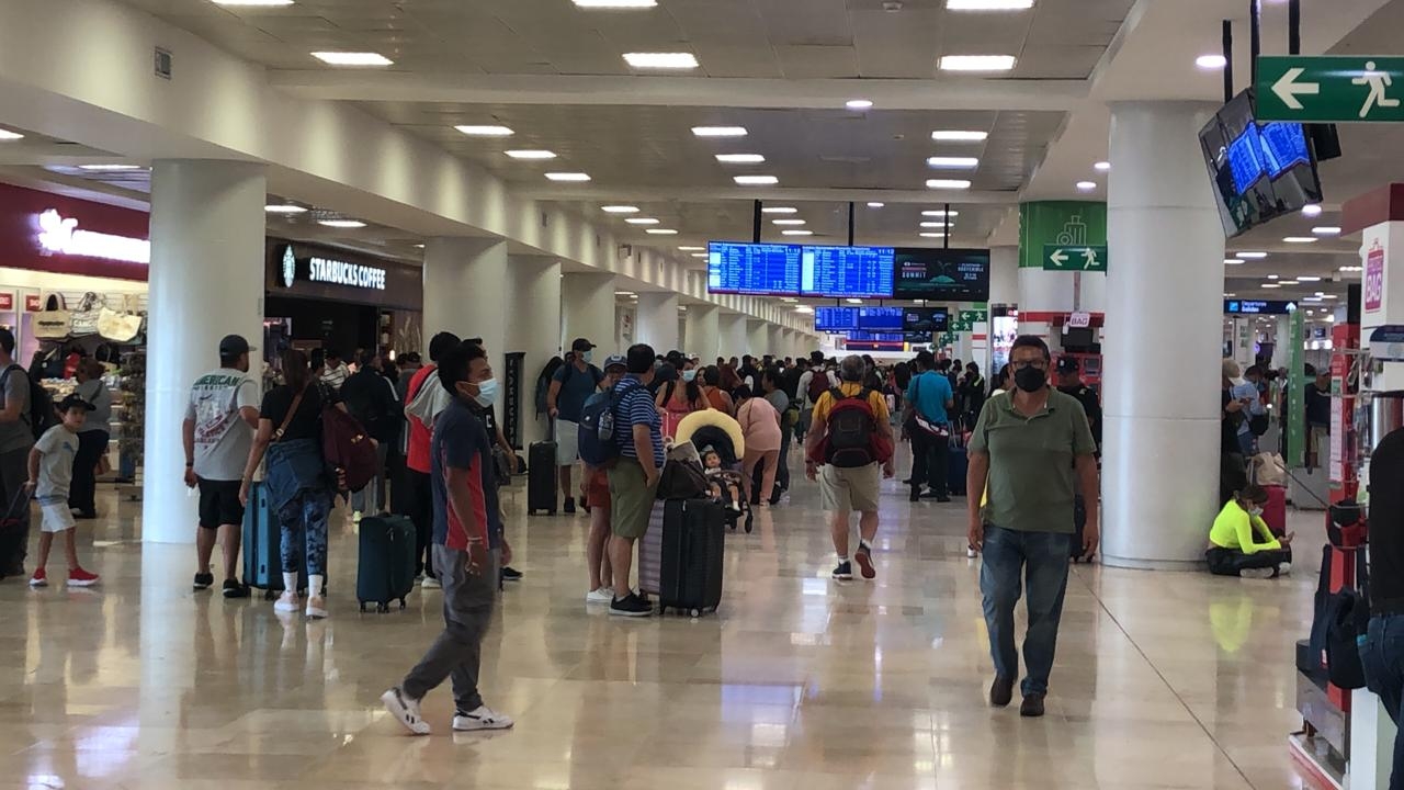 Los pasajeros de los tres vuelos atrasados de VivaAerobus en Cancún debieron esperar las instrucciones de la aerolínea sobre el despegue de las aeronaves