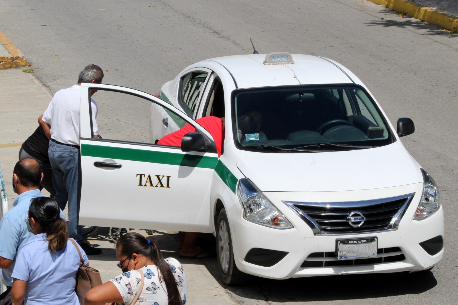 El gremio taxista en Cancún asegura que como la ciudad ha tenido los precios de la gasolina más altos en México, sus ganacias se ven afectadas