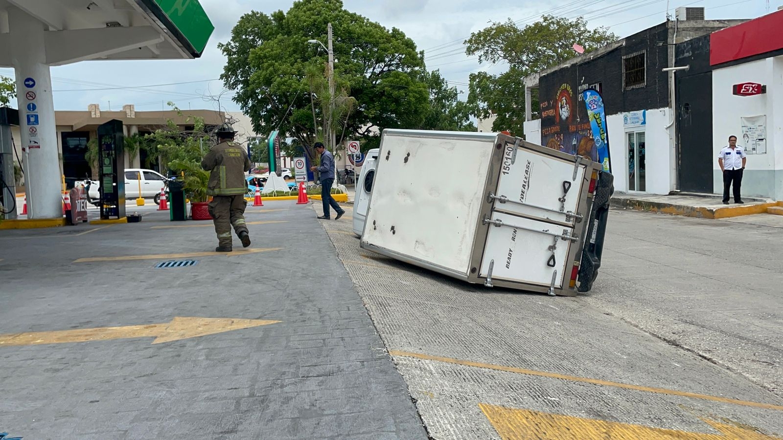 La camioneta de transporte de productos quedó volcada sobre la avenida Andrés Quintana Roo en Cancún, de donde fue retirada para llevarla al corralón