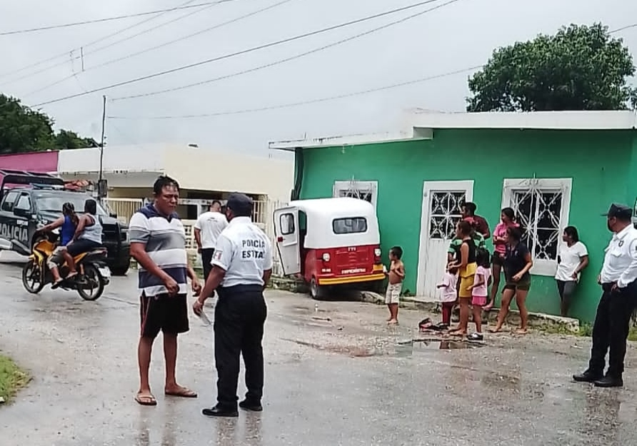 Motocicleta y mototaxi chocan y se estampan contra casa en Campeche