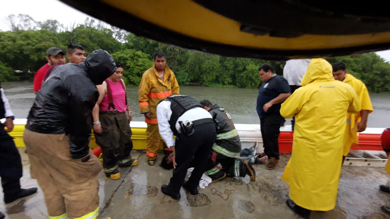 Rescatan a hombre en las aguas de la Caleta en Ciudad del Carmen