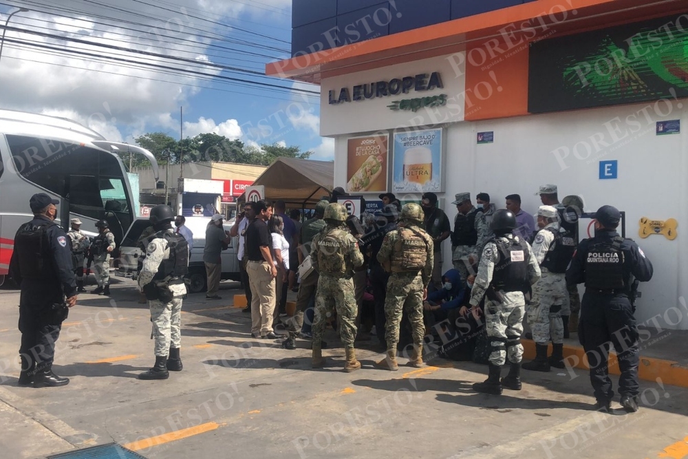 Los 10 inmigrantes indocumentados fueron bajados de dos autobuses sobre la avenida José López Portillo en Cancún