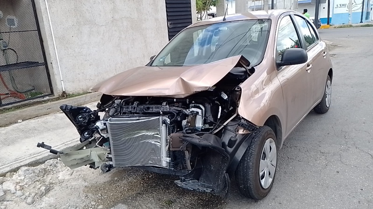 Conductora choca contra una camioneta sobre Circuito Colonias en Mérida