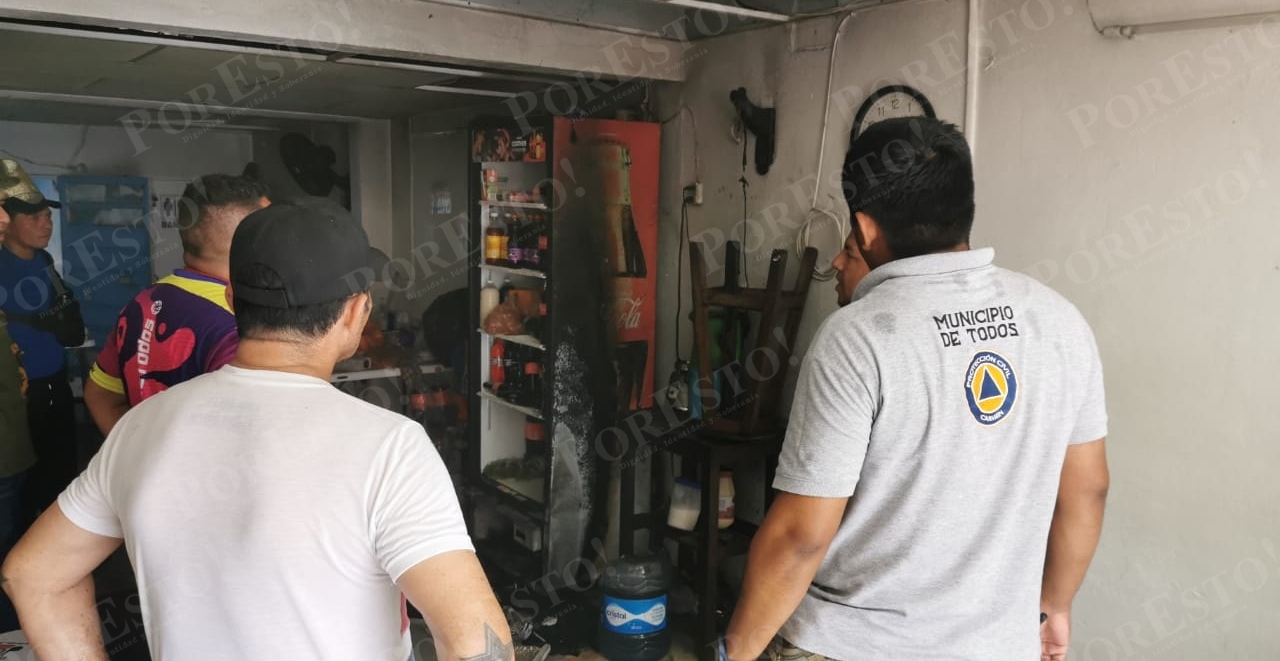 Un corto circuito en el refrigerador causó el incendio en el interior de la taquería cuando se encontraba cerrada