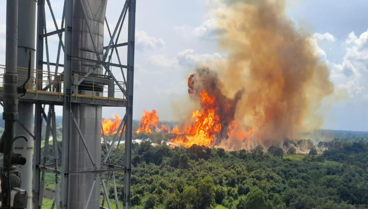 Fuerte explosión en un ducto de Pemex se registra en Huimanguillo, Tabasco