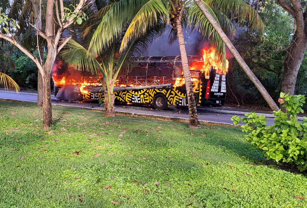 Incendio consume autobús de Xcaret en la Zona Hotelera de Cancún