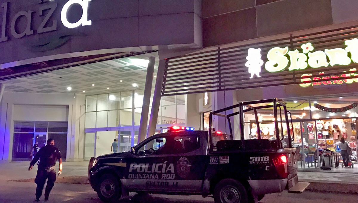Hombres armados asaltan tienda departamental en Cancún; no hay detenidos