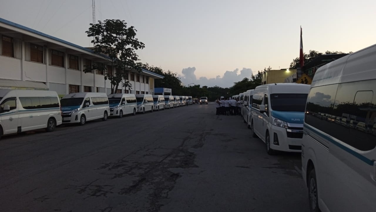 Los habitantes de Puerto Aventuras recomendaron a la gente salir a la carretera y tomar las vans foráneas