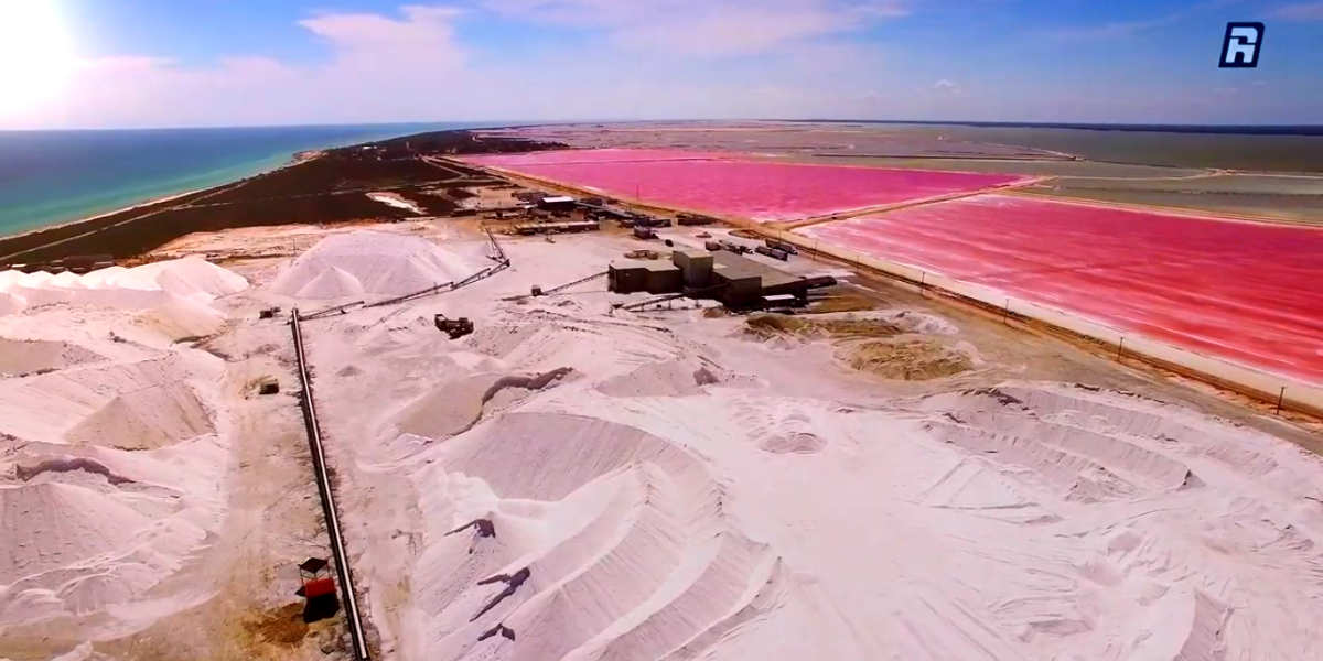 Las Coloradas y parte de sus instalaciones en Yucatán. Foto: Lascoloradas