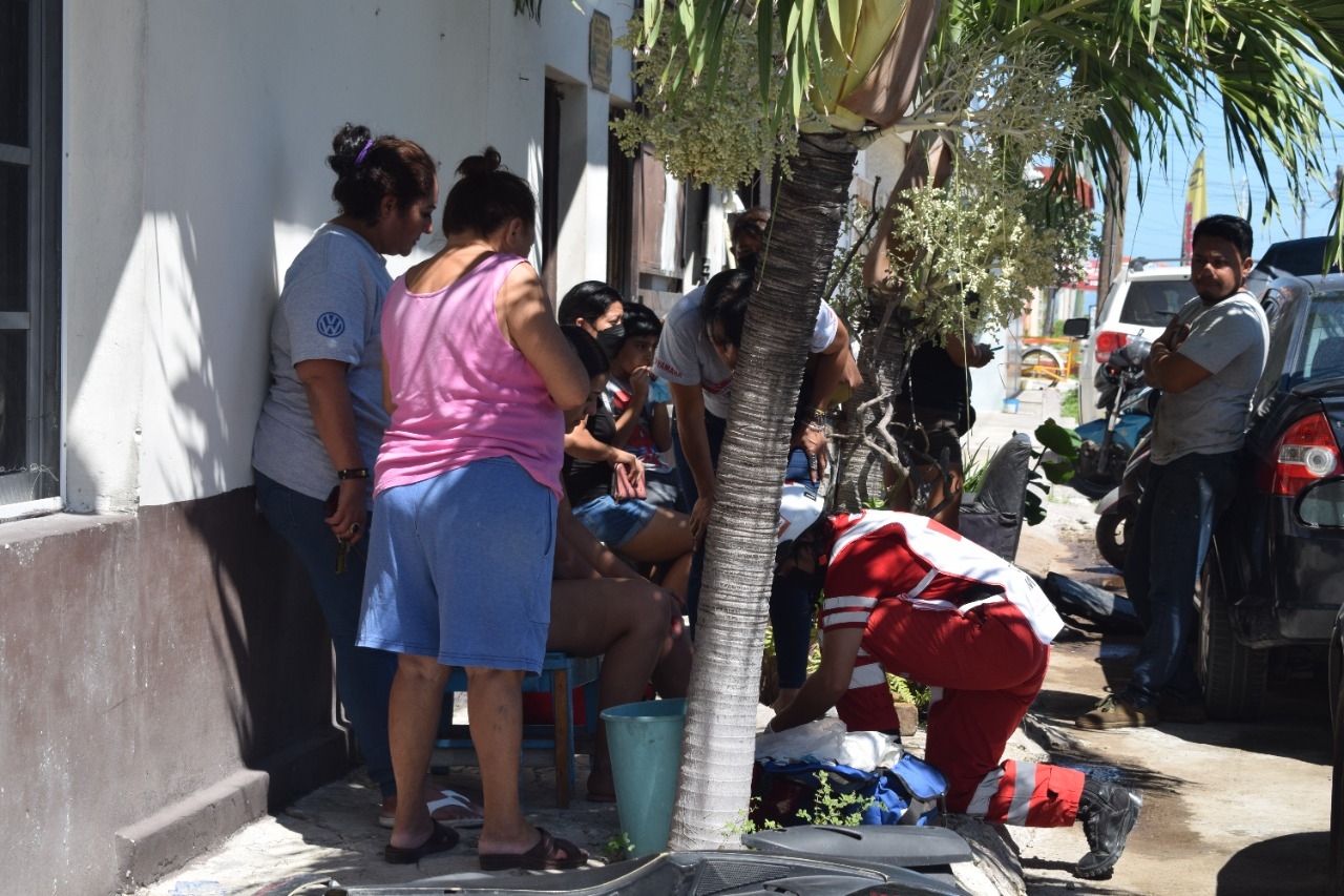 Joven termina en el pavimento tras ser embestida por un motociclista en Progreso