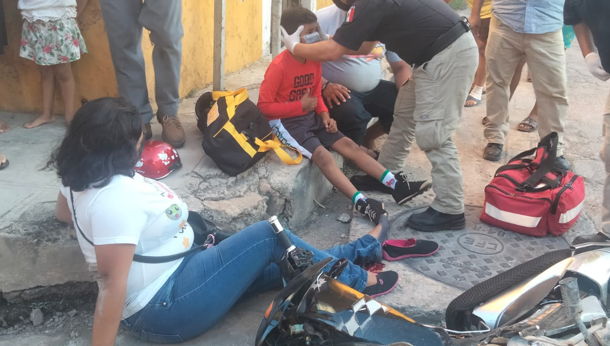 Automóvil impacta a motociclista y la deja fuertemente herida en el pie en Izamal