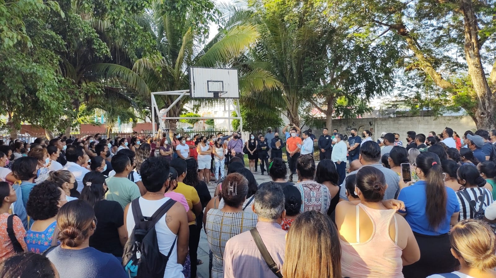 Padres de familia discuten 'Operación Mochila' en secundaria de Chetumal: VIDEO