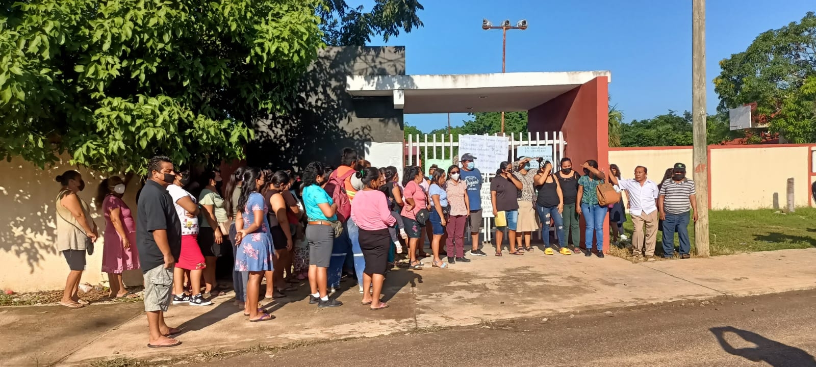 Los padres de familia reclamaron que el plantel educativo en Ignacio Zaragoza no cuente con maestros suficientes para impartir clases