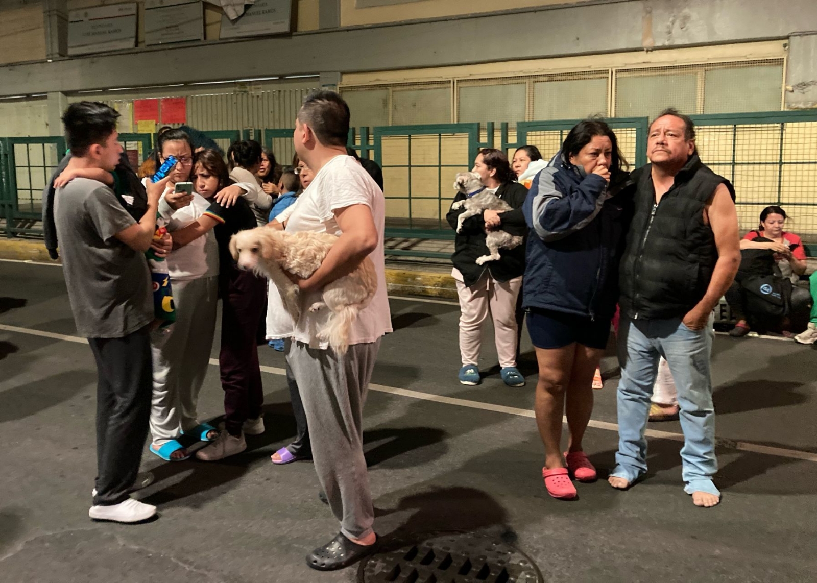 Sismo del 22 de septiembre sorprende a la gente en bata, pijama, chanclas y hasta en toalla: VIDEO