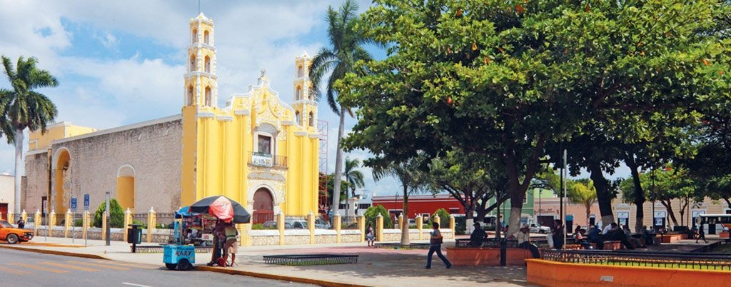 La iglesia fue construida, en ese entonces, a las afueras de la ciudad de Mérida