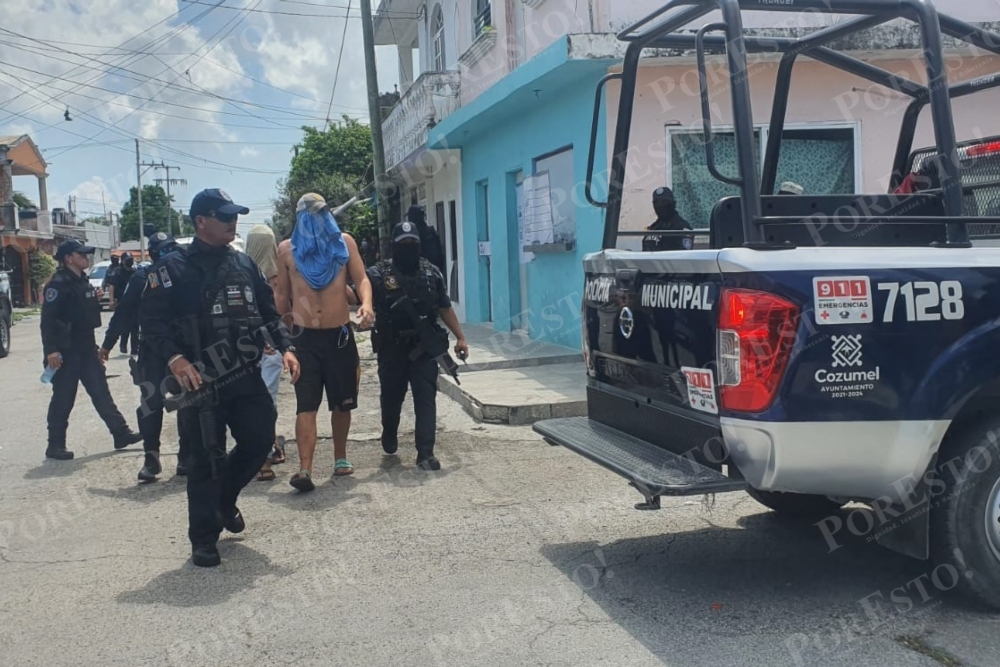 Detienen a cuatro hombres tras cateo a presuntas narcocasas en Cozumel