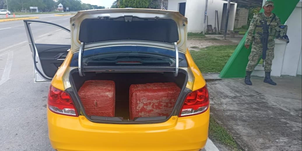 Sedena decomisa 20 kilos de mariguana que intentaban transportar en un taxi en Chetumal