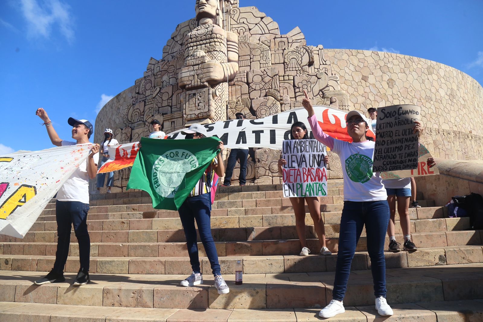 Jóvenes protestan en el Monumento a la Patria en Mérida; exigen justicia para el medio ambiente
