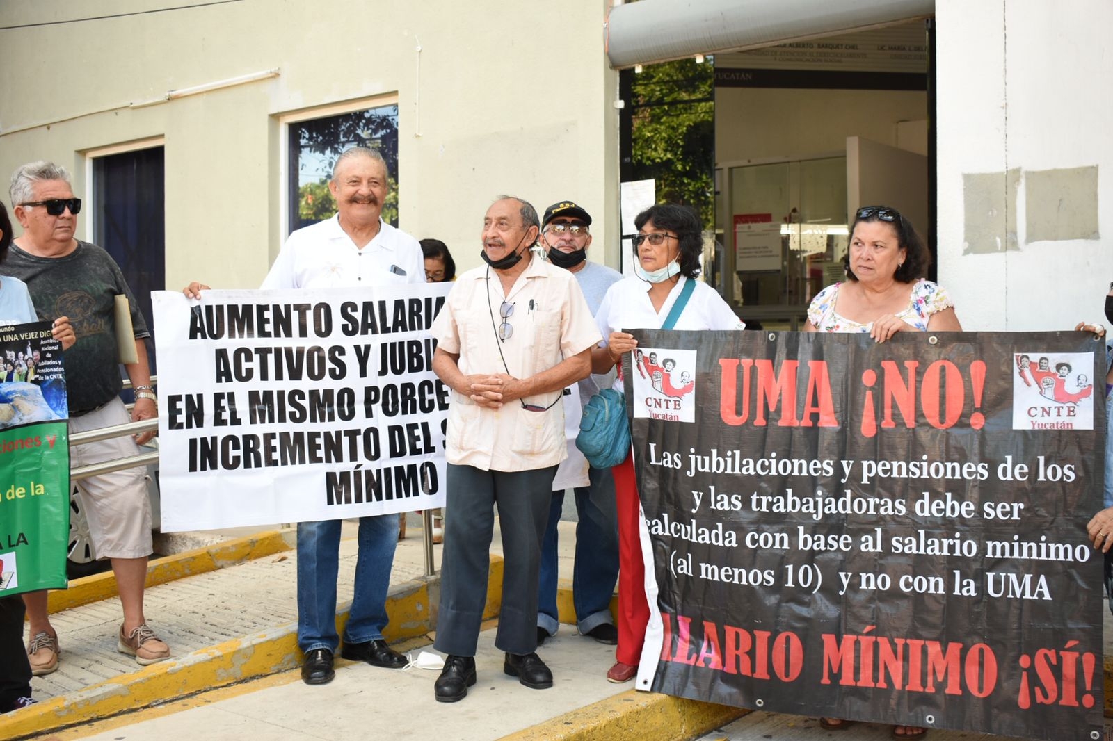 Los pensionados utilizaron carteles para protestar contra el ISSSTE