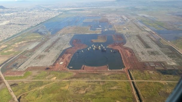 Las estructuras de lo que fue la cimentación del aeropuerto se inundaron con las lluvias más recientes