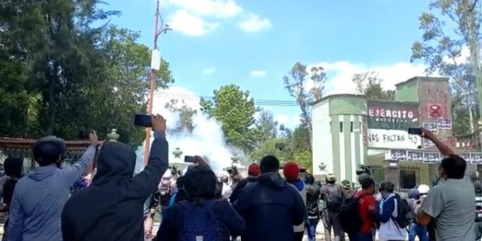 Normalistas de Ayotzinapa hacen destrozos a fuera del Campo Militar 1 en la CDMX: VIDEO