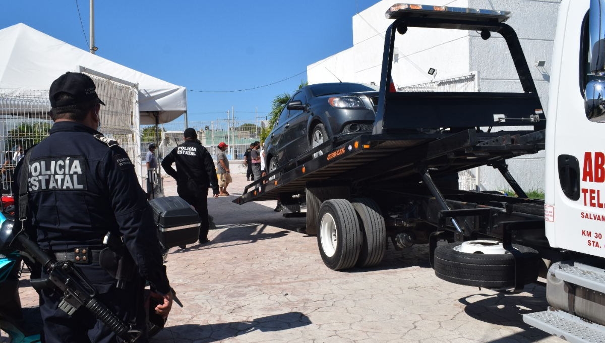 Al menos una decena de agentes policiacos para retener un vehículo y posteriormente llevarlo rumbo al corralón de la policía estatal