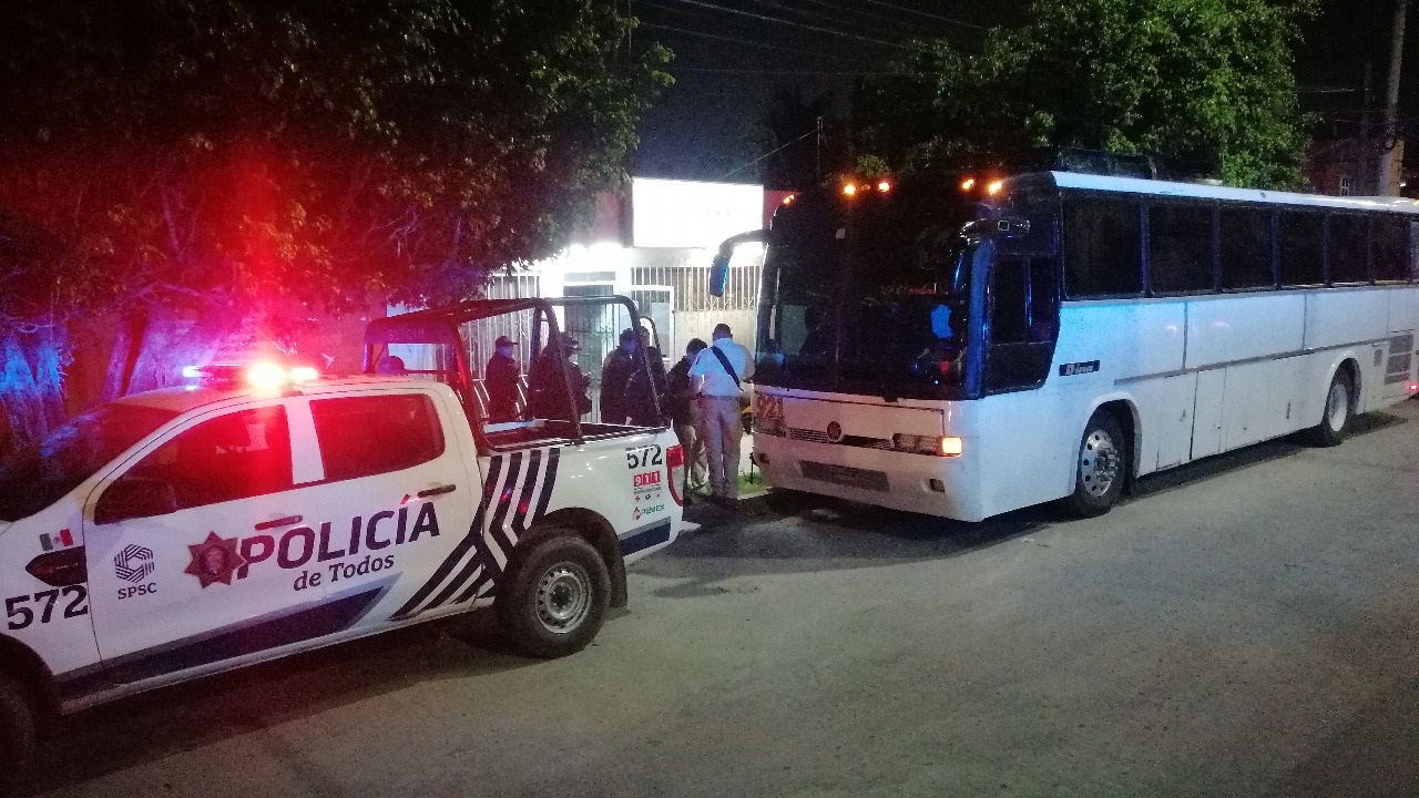 INM inicia la repatriación de 80 migrantes tras ser detenidos en un camión de turismo en Escárcega
