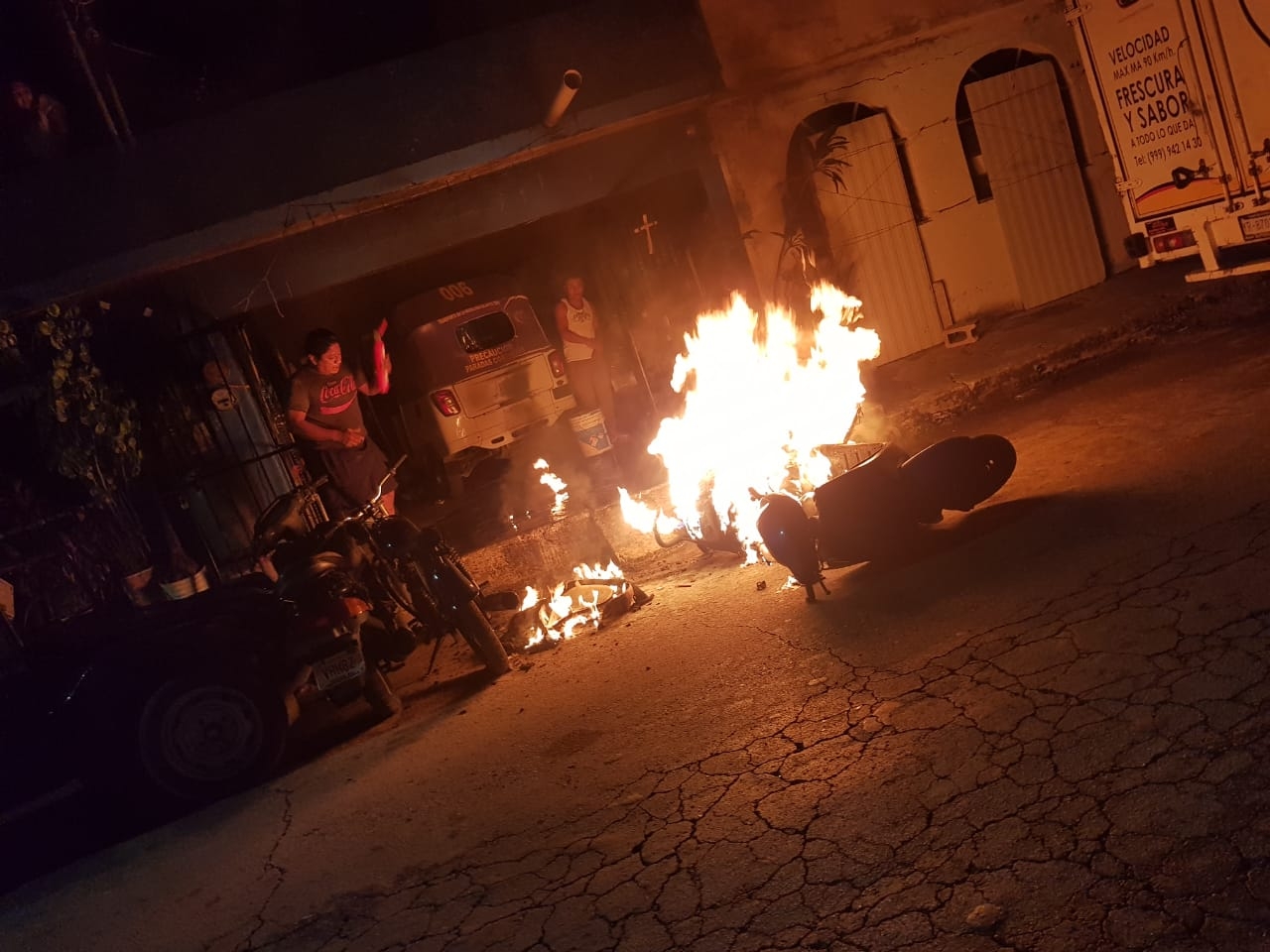 Delincuentes queman moto por error en Cozumel; buscaban dañar un mototaxi
