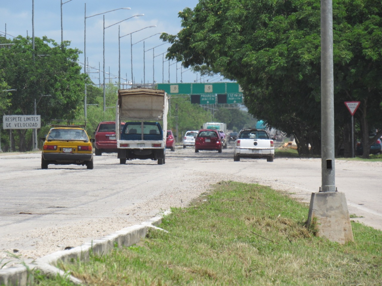 Los trabajos de mantenimiento del Periférico de Mérida continúan