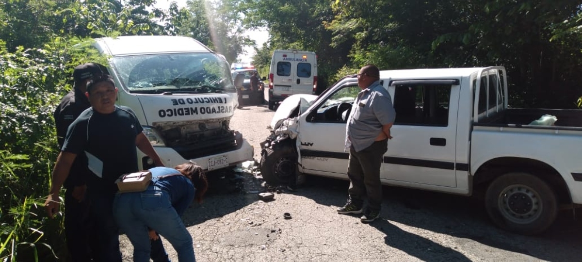 Choque entre una ambulancia de traslado de Espita y una camioneta deja cinco heridos