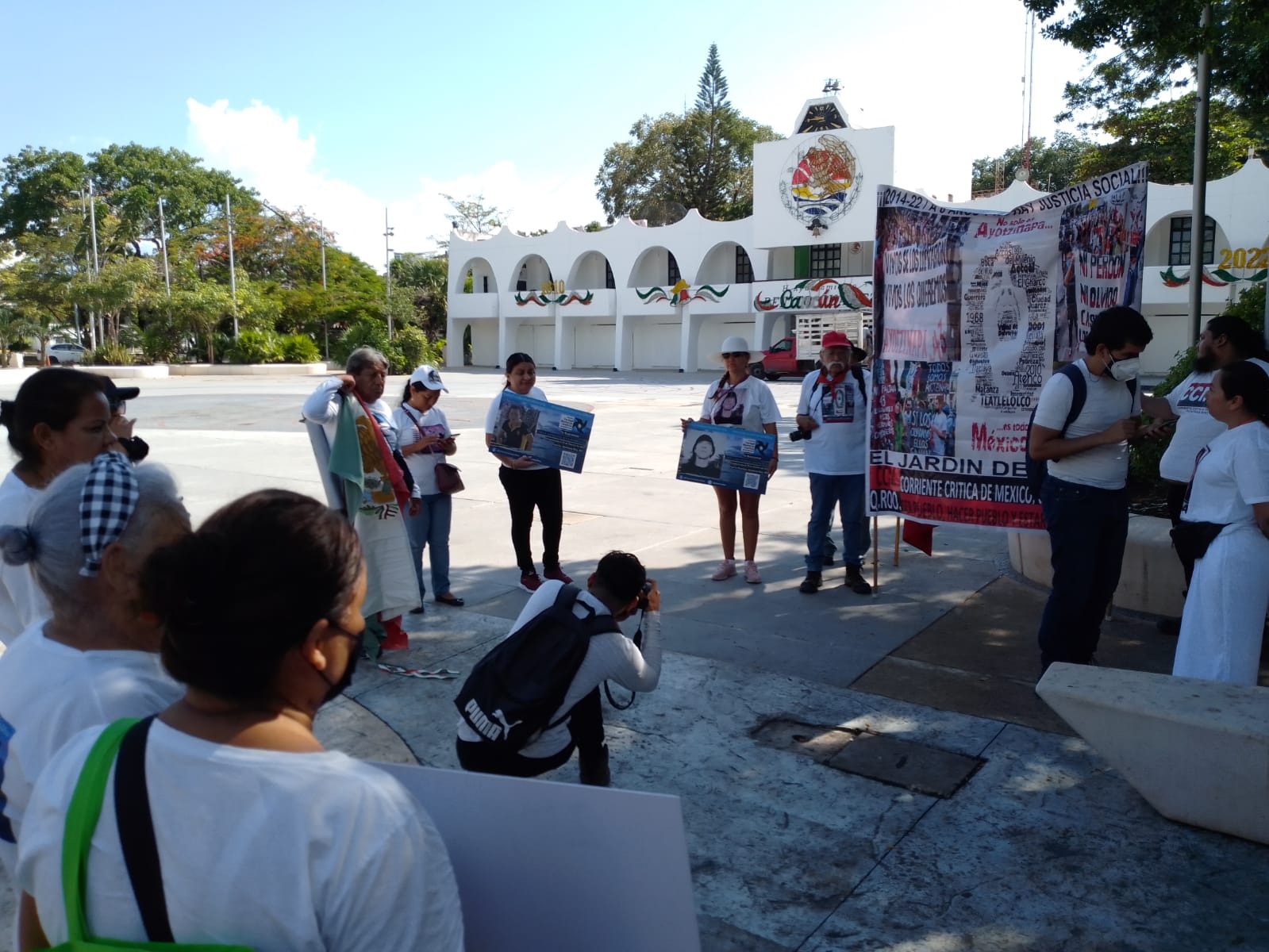 Padres de los 43 estudiantes de Ayotzinapa marchan por los desaparecidos en Cancún: VIDEO