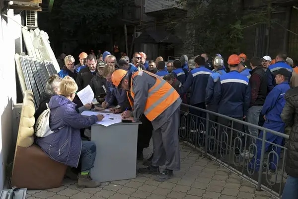 Ucrania vive su tercera jornada de votaciones en medio de las tropas rusas