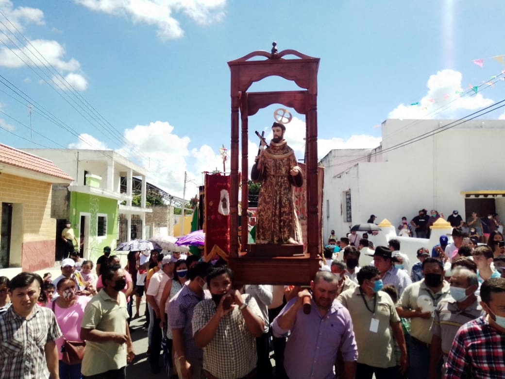 Más de 2 mil católicos celebran la bajada de San Francisco de Asís, patrono de Telchac Puerto