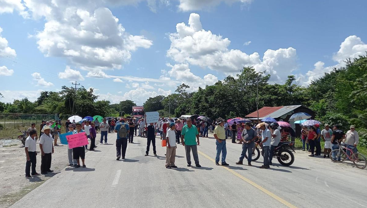 Ejidatarios bloquean la carretera Chetumal - Escárcega;