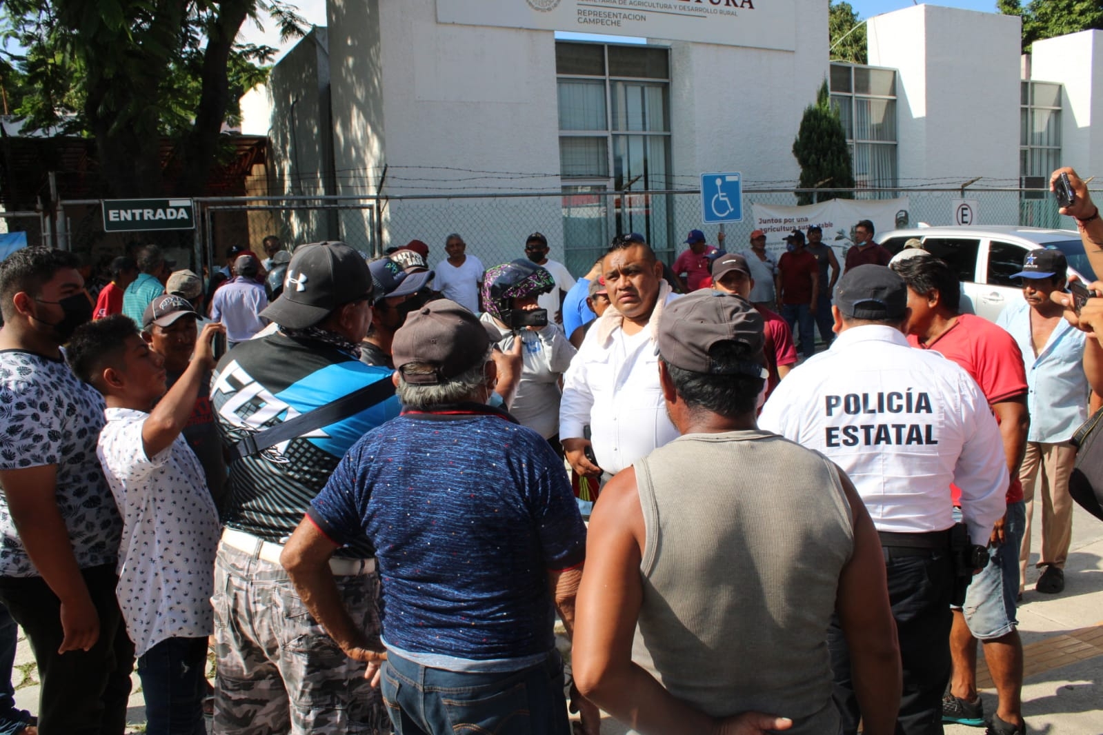 El grupo de pescadores ingresaron a las instalaciones de la Sader