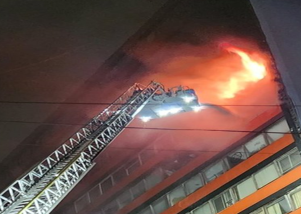 Edificio Canadá de la CDMX sufre fuerte incendio; evacúan a 150 personas