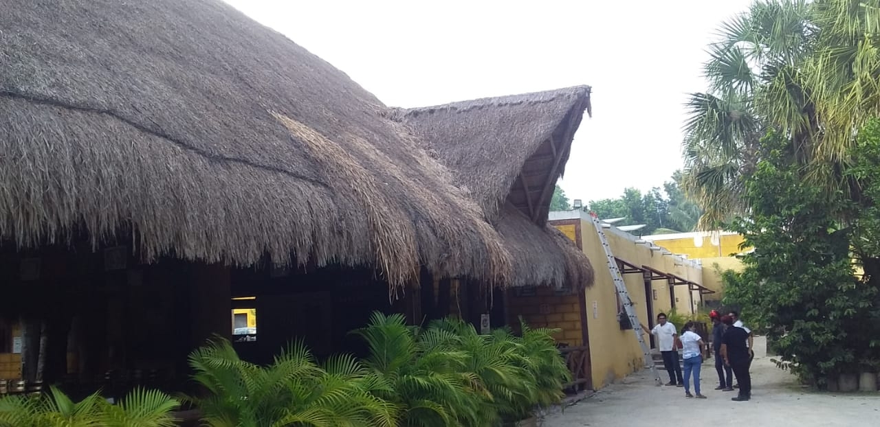 Cortocircuito causa incendio en la cocina de un restaurante en Izamal