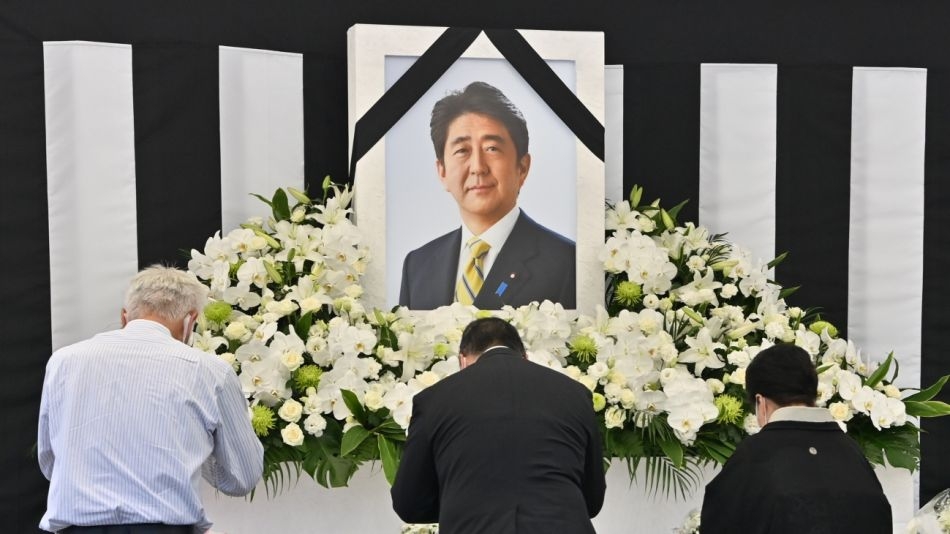 Entre protestas y plegarias, Japón despide a Shinzo Abe, exprimer ministro 