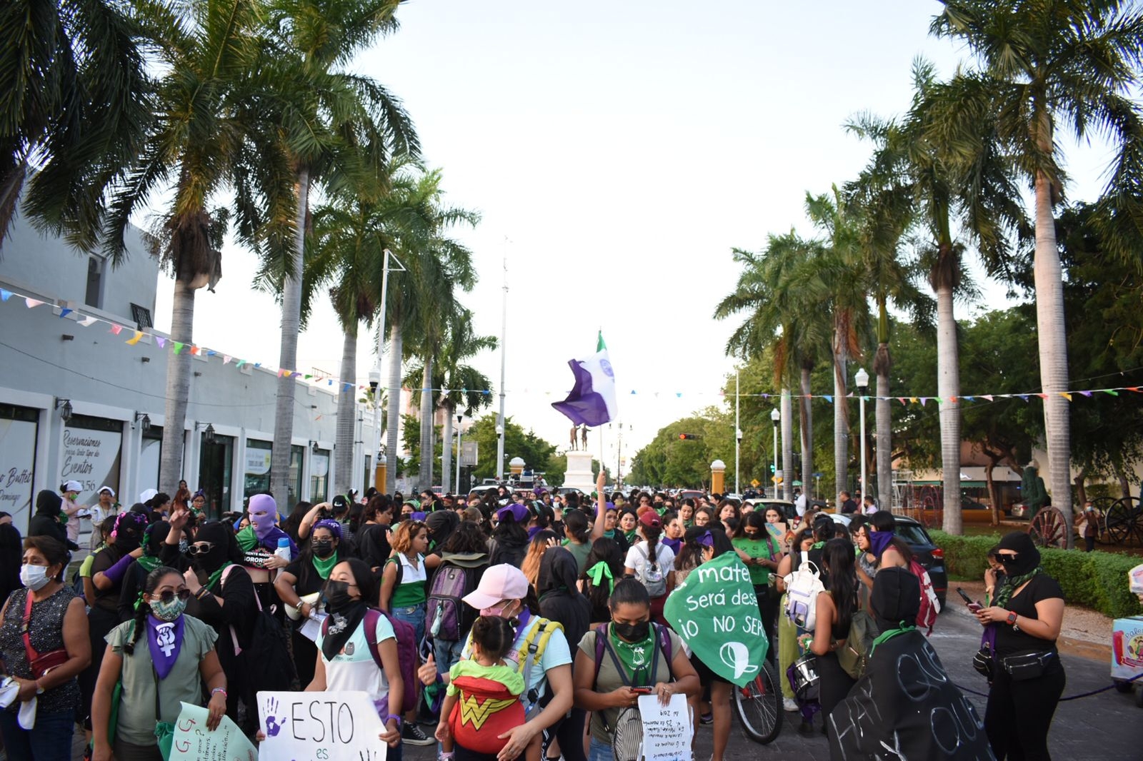 Cientos de mujeres marchan en Mérida a favor del aborto lega
