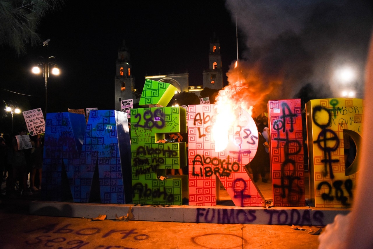 Queman letras turísticas tras marcha a favor del aborto legal en Mérida