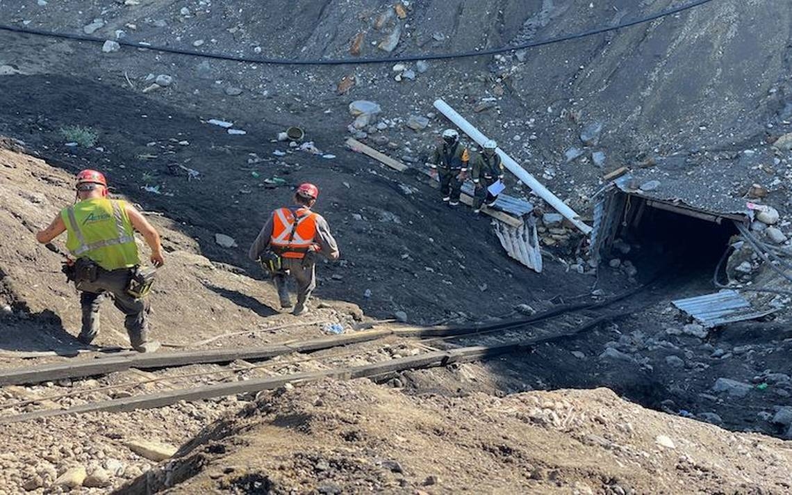 Ambos trabajadores fueron rescatados y trasladados para recibir atención médica; sin embargo, uno de ellos falleció en el trayecto