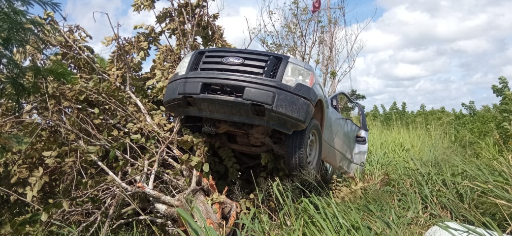 La camioneta terminó atorada en una piedra, por lo que no podía moverse