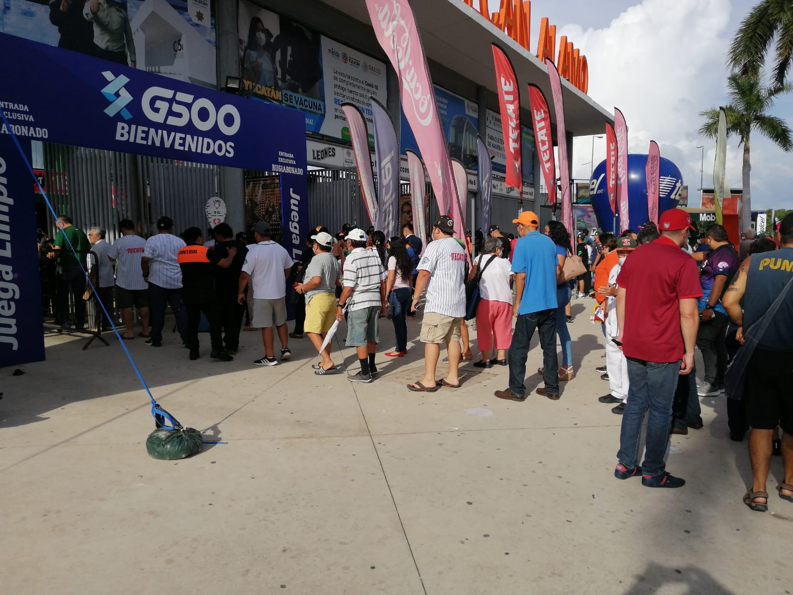 Aficionados llegan al Estadio Kukulcán para el partido Leones de Yucatán vs Diablos Rojos: EN VIVO