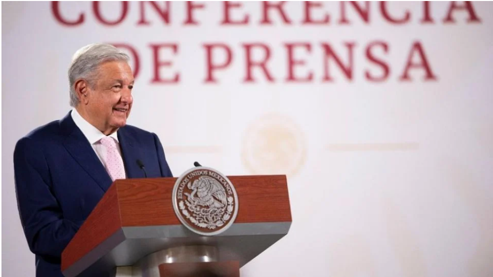 Con canción de Chico Che, AMLO confirma que está enfermo